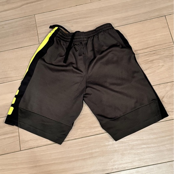 NIKE juniors Black and Yellow Athletic Shorts XL - Picture 1 of 3